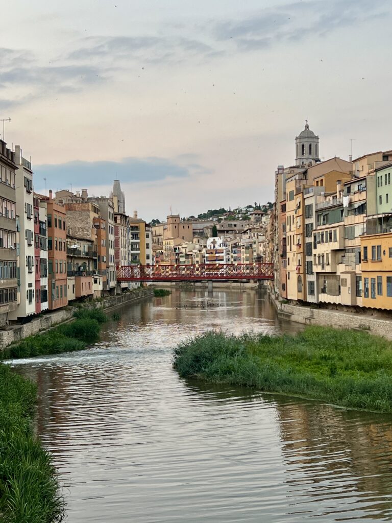 Vista del río Onyar y el casco histórico de Girona, una de las ciudades con mayor calidad de vida y atractivo inmobiliario de Cataluña.