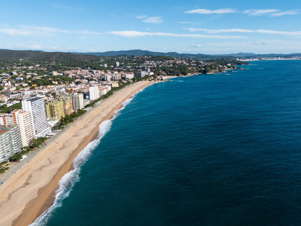 Vista aérea de la playa central de Platja d’Aro realizada con dron durante el rodaje de una propiedad en la Costa Brava.